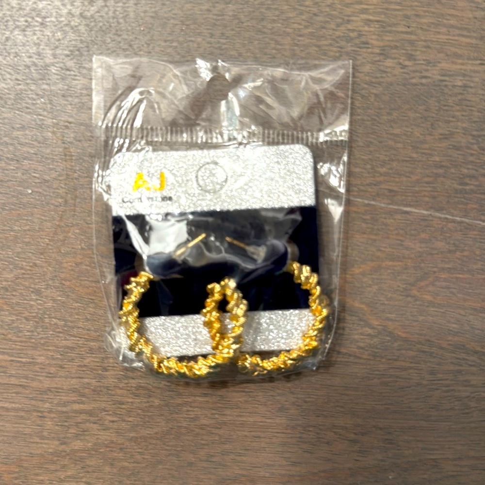 🛍️🛍️Gold colored hoop earrings.